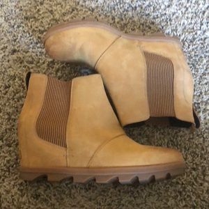 Beautiful genuine leather wedge Sorel boot.